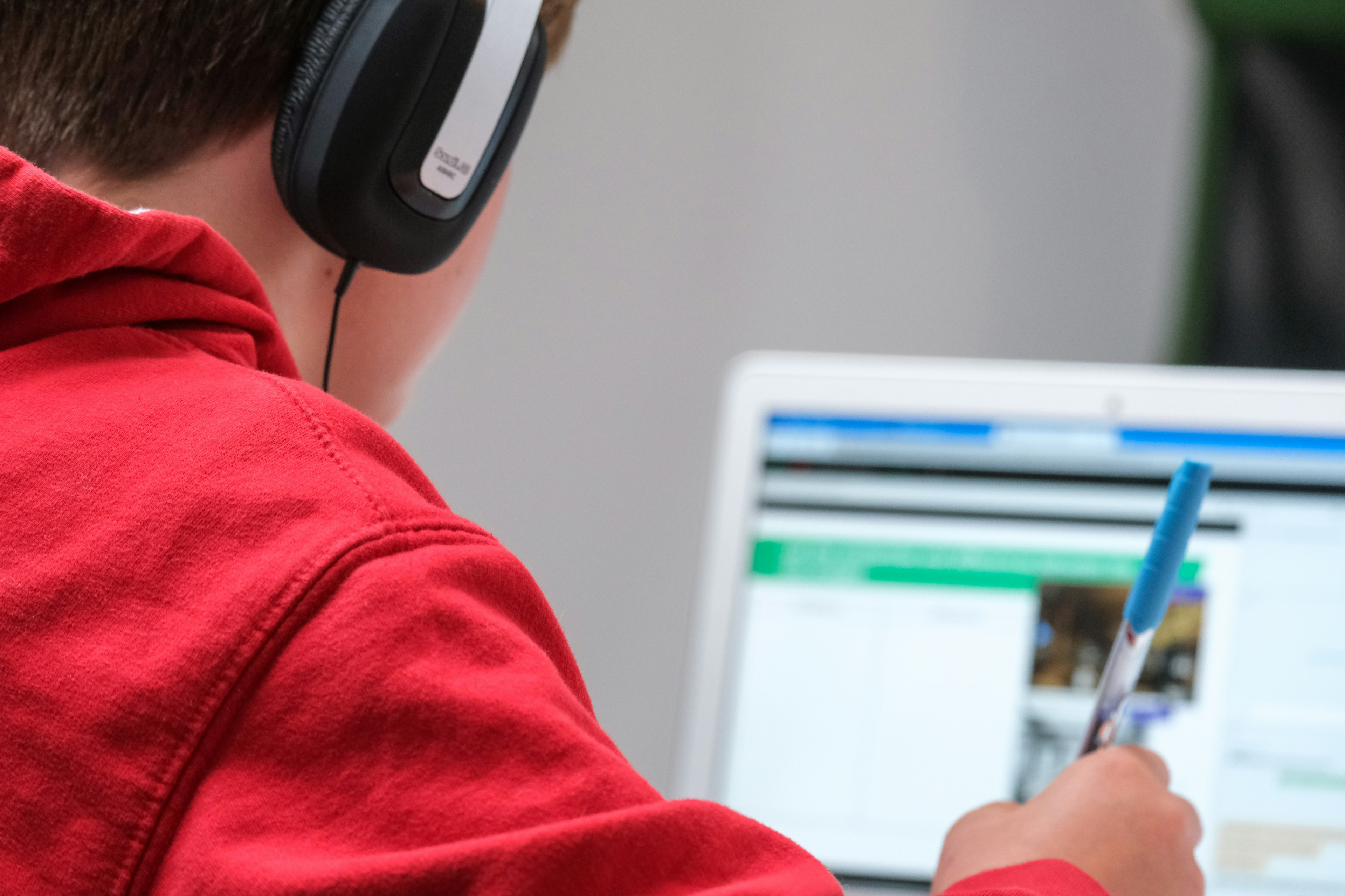 A student concentrating during a live online class